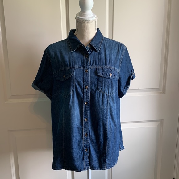 Dark denim/chambray short sleeve top. - Picture 2 of 3